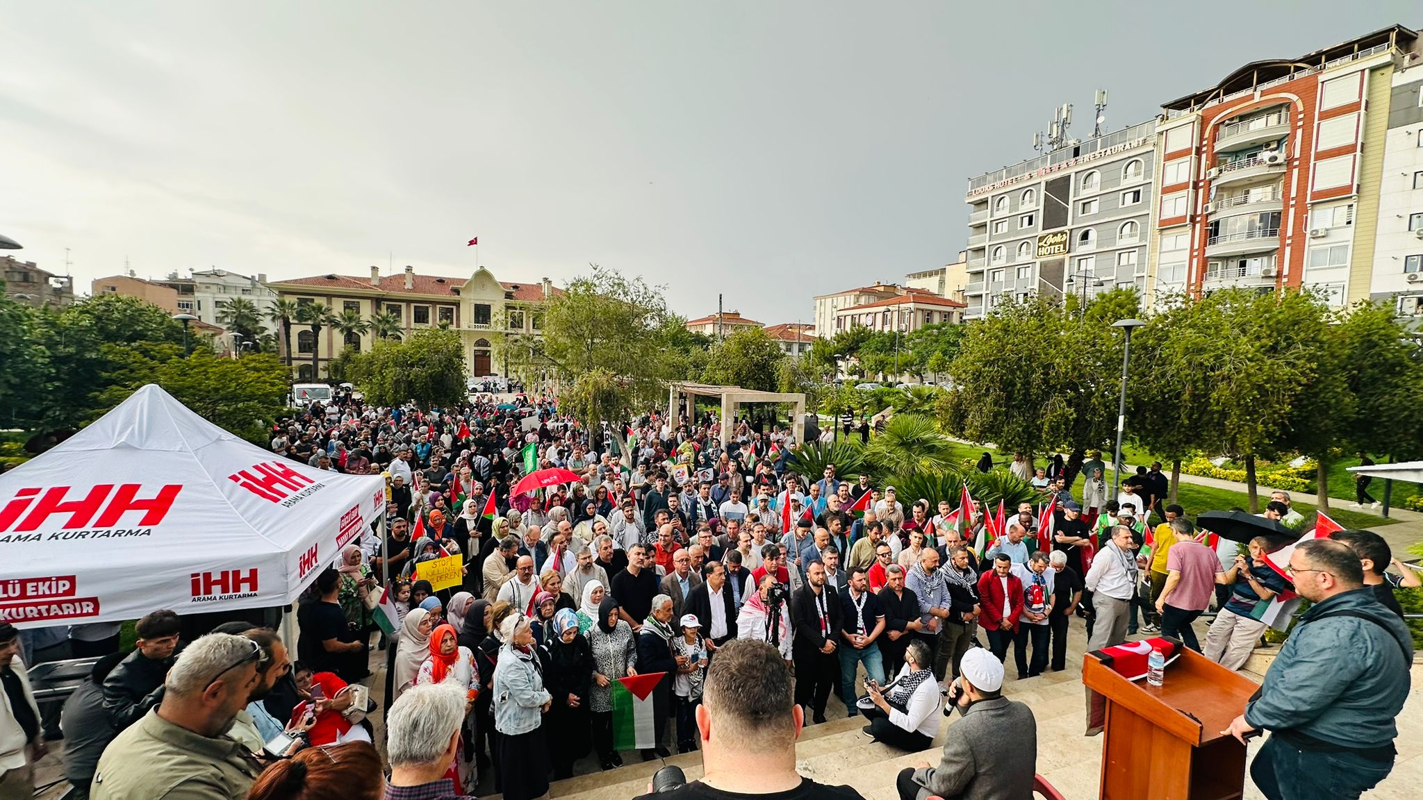 Manisa’da Filistin’e Destek Platformu tarafından düzenlenen ve sivil toplum kuruluşlarının