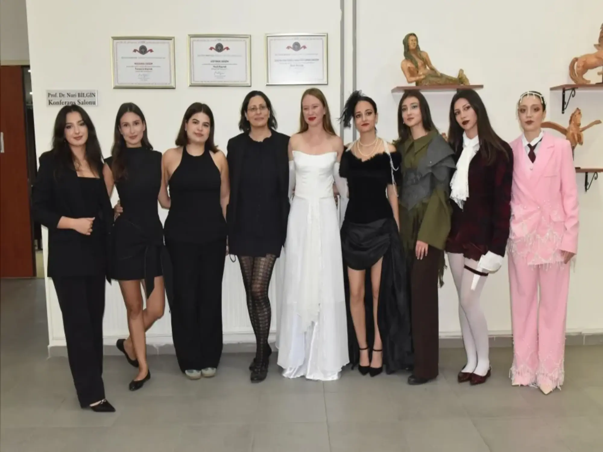 Ege Üniversitesi öğrencilerinden edebiyat karakterlerini modayla buluşturan defile Ege Üniversitesi Edebiyat Fakültesi öğrencileri, TÜBİTAK destekli “Edebiyatın Gardırobu” projesi