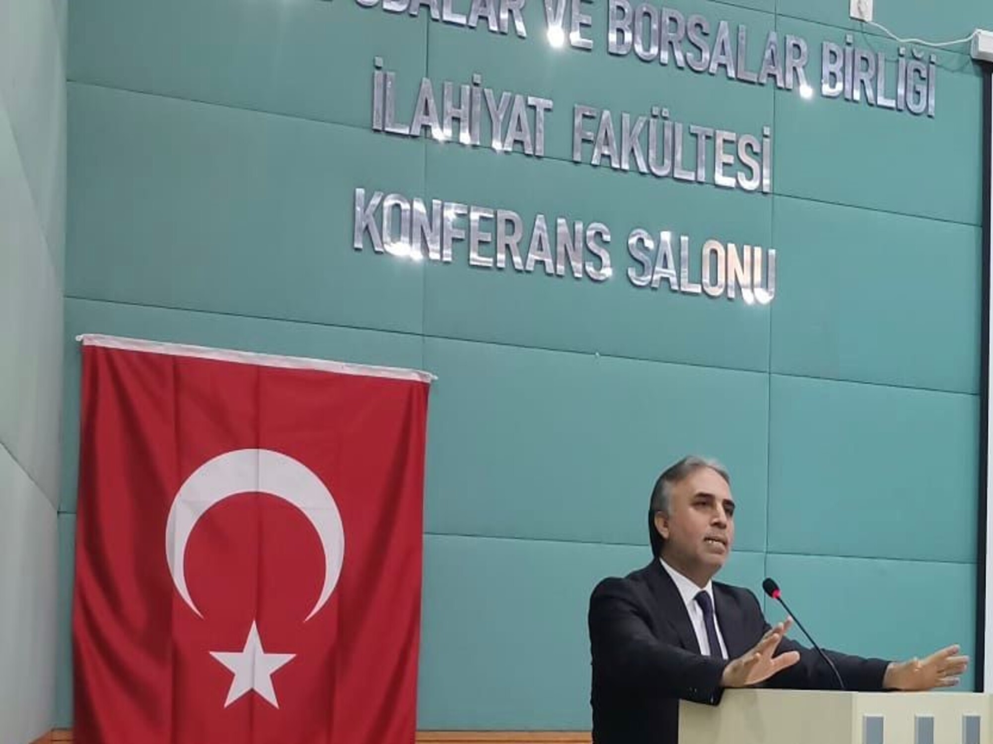 Türkiye Yazarlar Birliği (TYB) İstanbul Şube Başkanı Mahmut Bıyıklı, Türkçenin