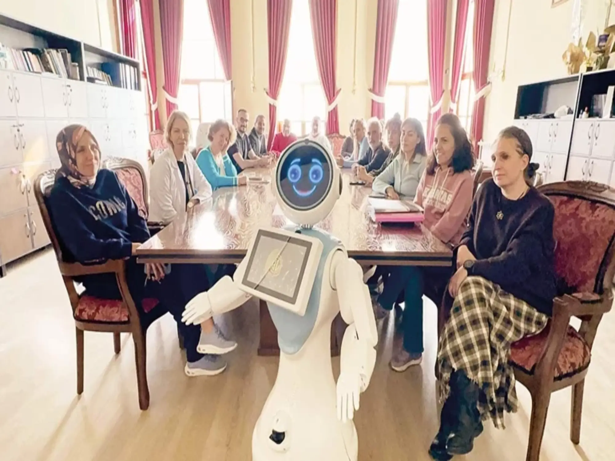 Robot edebiyat dersine girdi, sözlü yaptı… Tarihi lisede bir robot