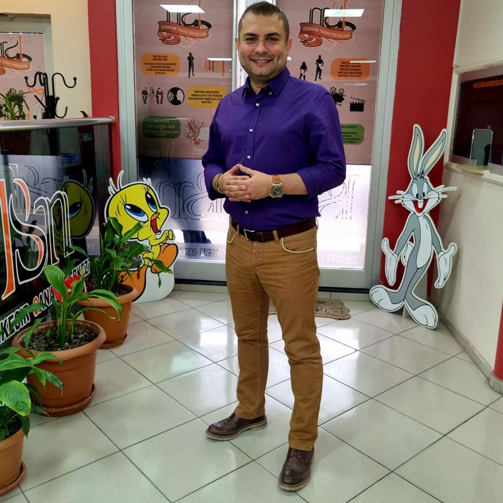 WhatsApp-Image-2025-12-26-at-12.30.14t-1024x1024 “Alkış Geçer, Anlam Kalır: Onur Ayan’ın Tiyatroya Bakışı”