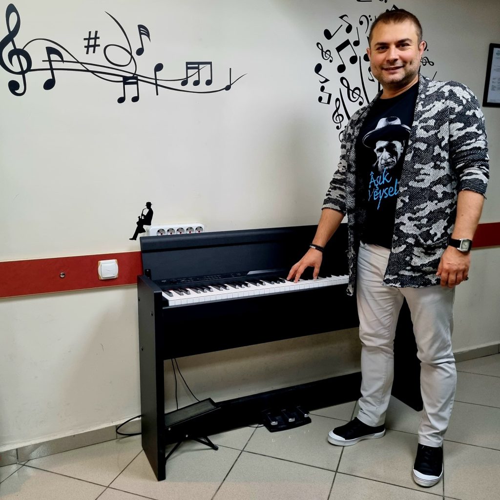 WhatsApp-Image-2025-12-26-at-12.30.14y-1024x1024 “Alkış Geçer, Anlam Kalır: Onur Ayan’ın Tiyatroya Bakışı”