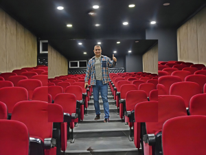 Bazı sanatçılar sahnede alkış arar, bazıları ise sahnenin kendisini bir